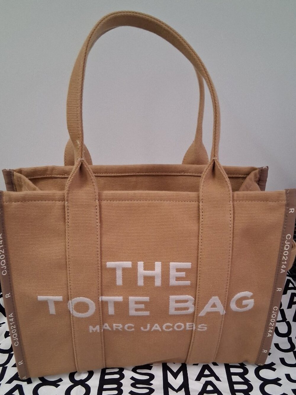 Marc Jacobs The Large Traveler Tote – Camel/Tan (Style M0017048-230) – New - Picture 3 of 10